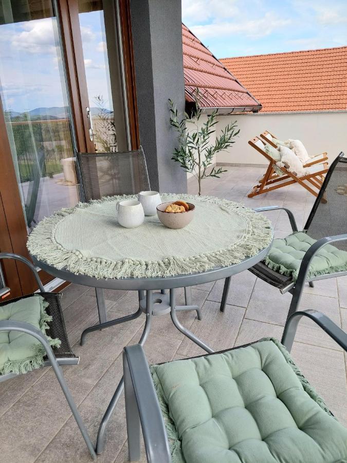 Vineyard Cottage Lan Na Hribu Semic Zewnętrze zdjęcie